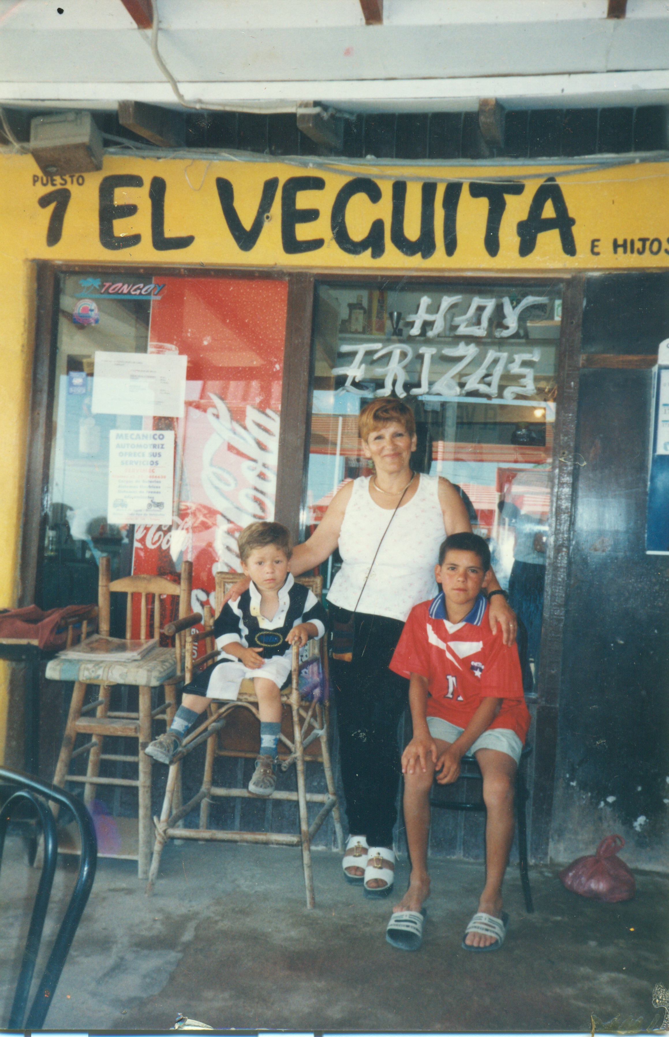 Paseo de abuela y sus nietos Paseo de abuela y sus nietos
