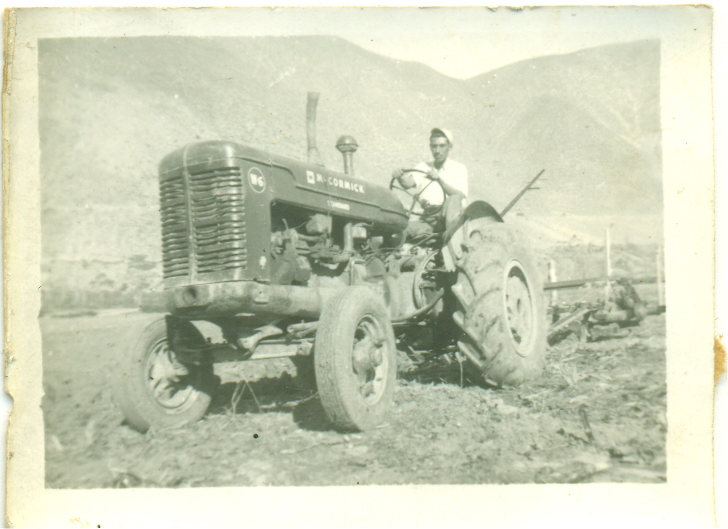 Conductor de tractor en un asentamiento de Cerrillos de Rapel Conductor de tractor en un asentamiento de Cerrillos de Rapel