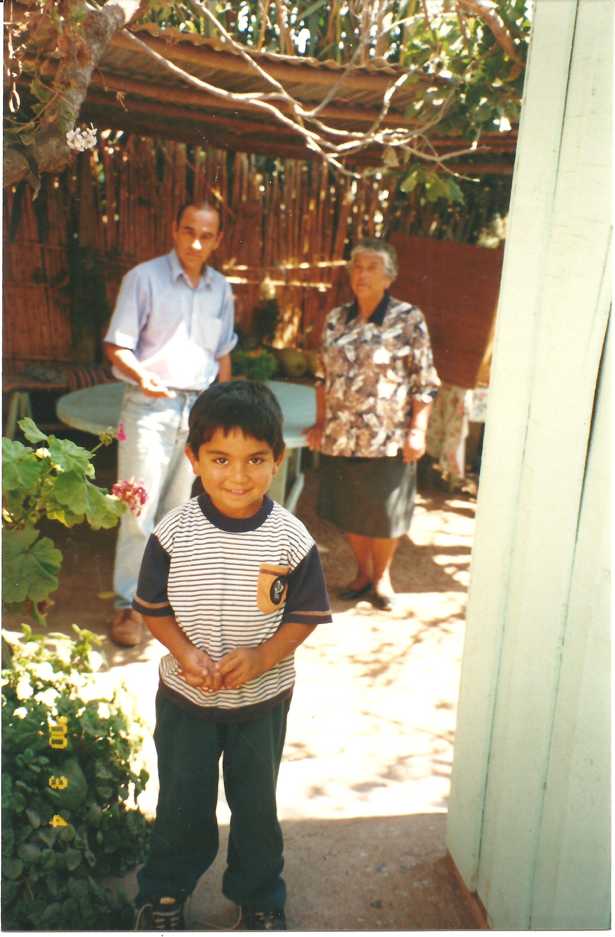 Familia en el patio de su casa Familia en el patio de su casa