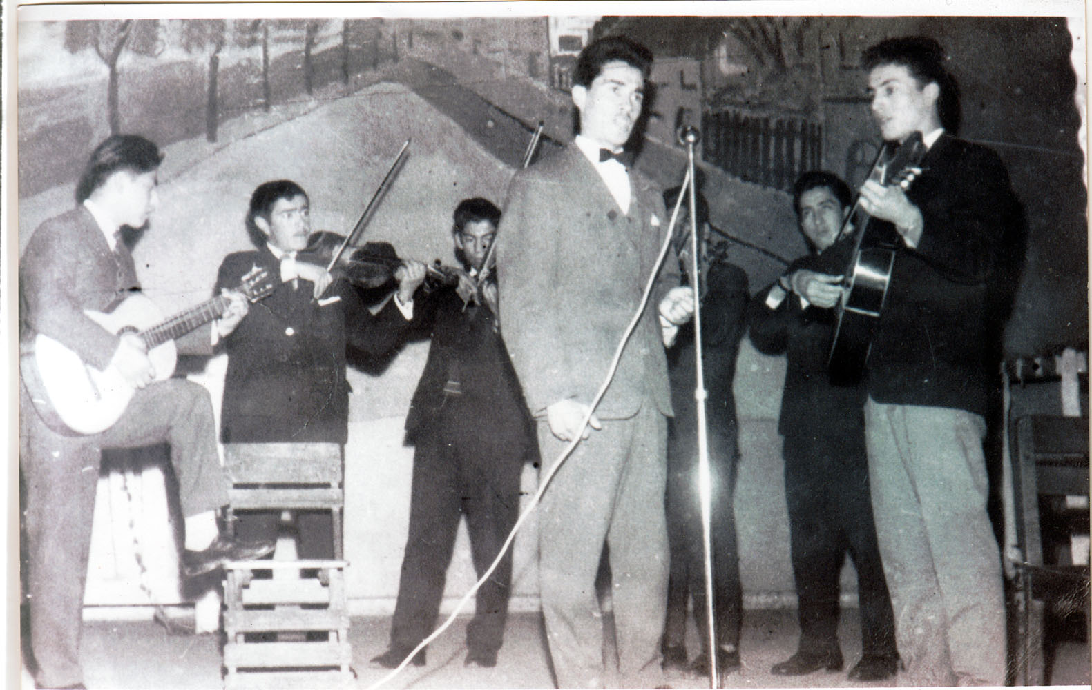 Víctor Hugo Oyarzún y los Mariachis del Sur Víctor Hugo Oyarzún y los Mariachis del Sur