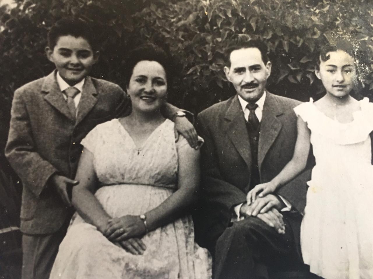 Jorge Fernández y Adelina Jaramillo junto a sus hijos Jorge Fernández y Adelina Jaramillo junto a sus hijos