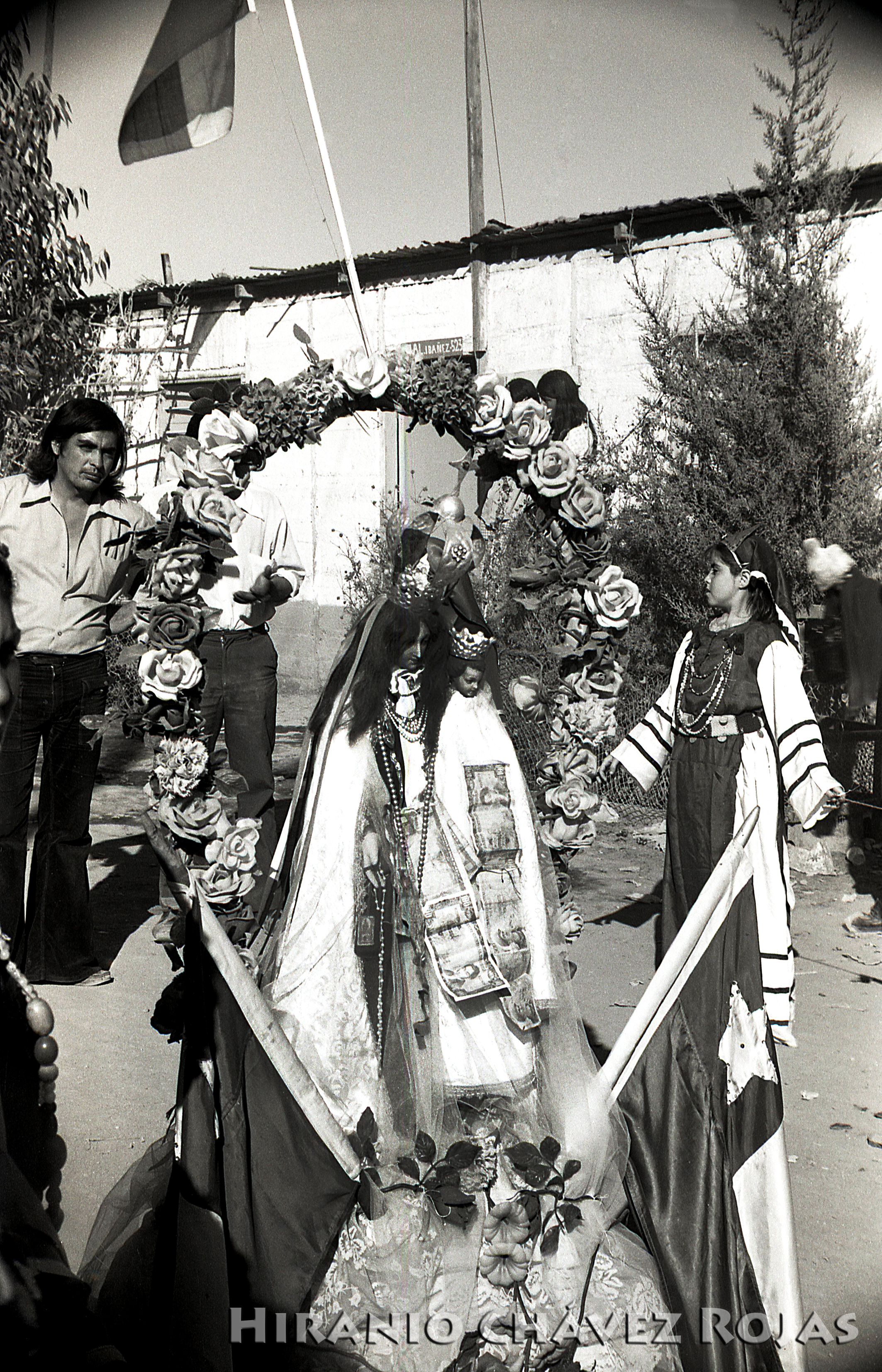 Altar con arco de flores Altar con arco de flores