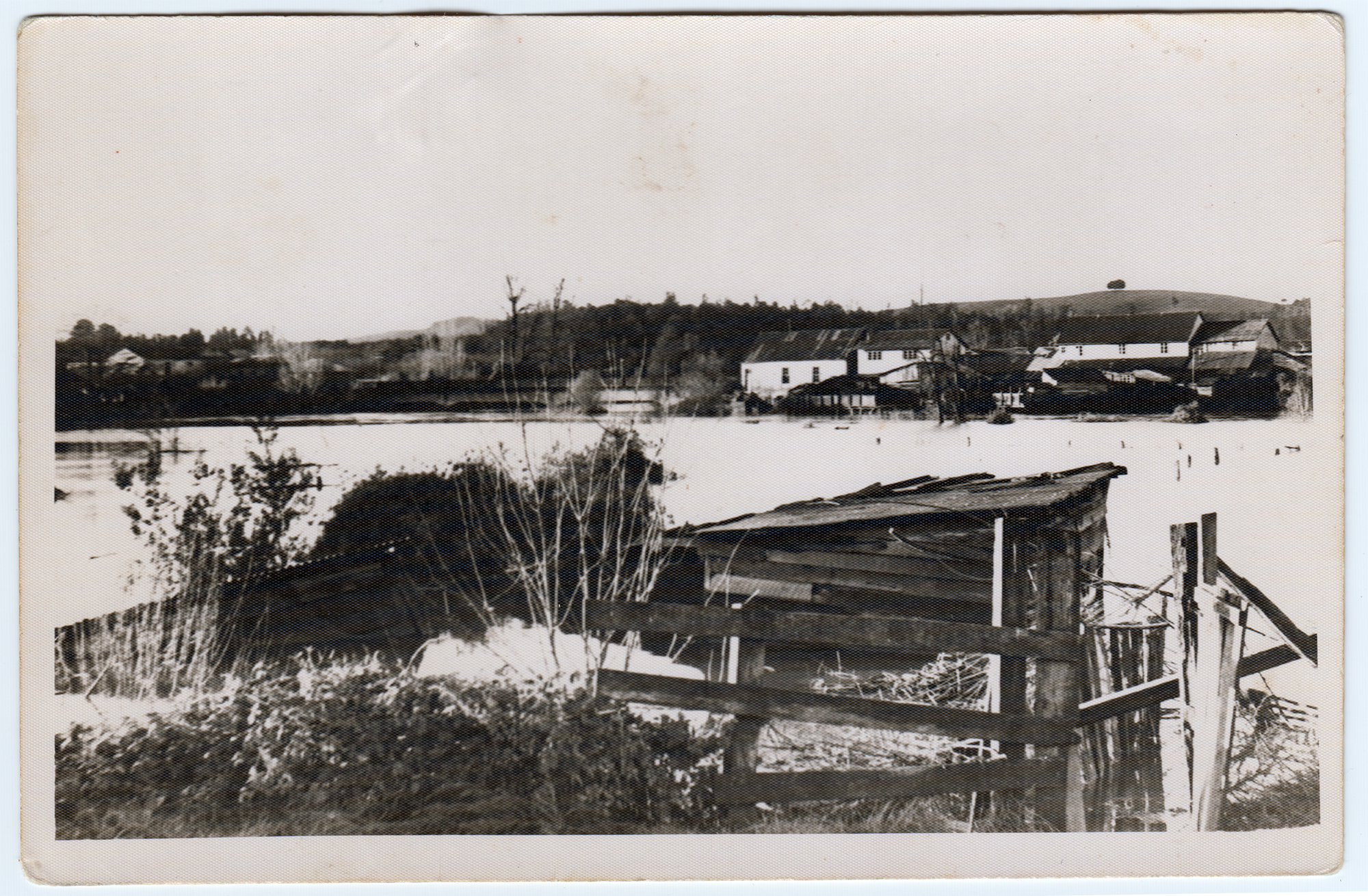 Río Collileufu al fondo se observan las casas de calle Balmaceda Río Collileufu al fondo se observan las casas de calle Balmaceda