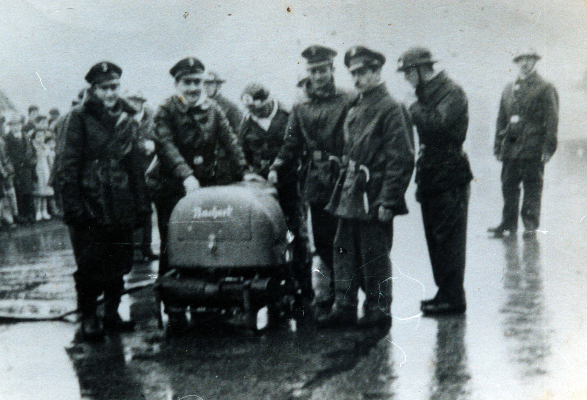 Voluntarios y motobomba Voluntarios y motobomba