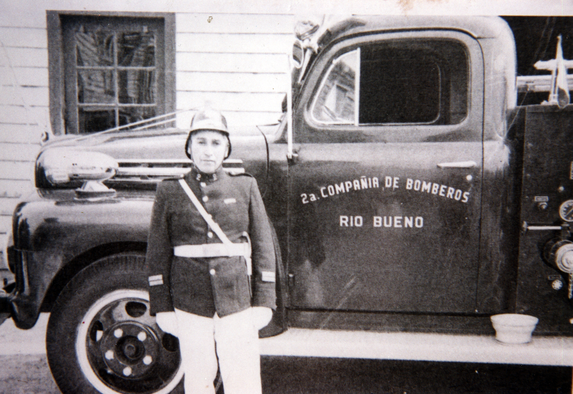 Voluntario junto a carro bombas Voluntario junto a carro bombas